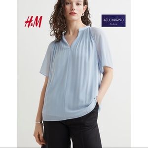 H&M — Light Blue Pleated Blouse Sz. L • Blusa plisada celeste para mujer •